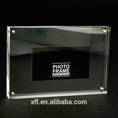 Laser acrilico del blocchetto della foto delle chiare chiare strutture trasparenti dell'acrilico tagliato