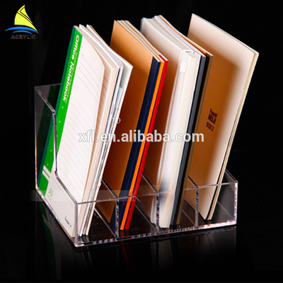 il chiaro opuscolo acrilico dei supporti dell'opuscolo intasca gli scaffali di libro e della rivista