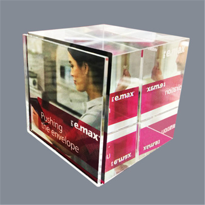 Le strutture acriliche di plastica della foto, il desktop 6 del lucite hanno parteggiato cubi acrilici della foto